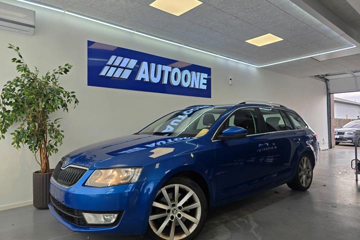 Blå Skoda Octavia fra 2014 set udefra