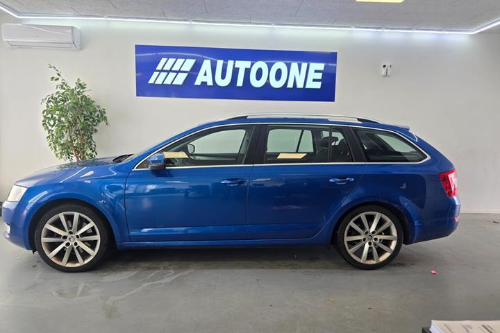 Blå Skoda Octavia fra 2014
