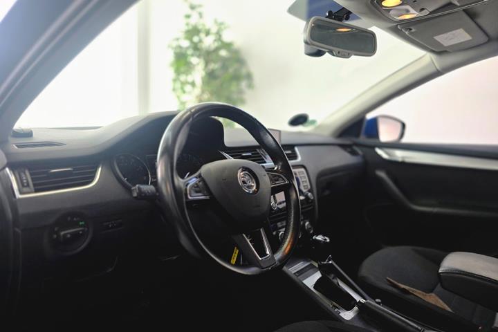 Blå Skoda Octavia fra 2014