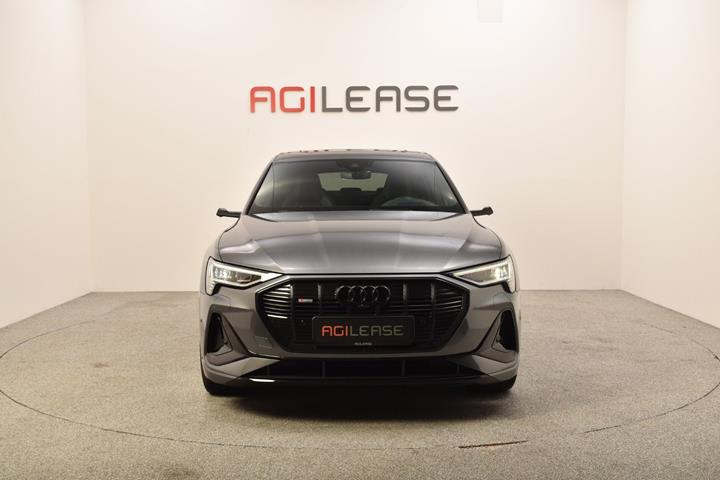 Grå Audi e-tron fra 2020