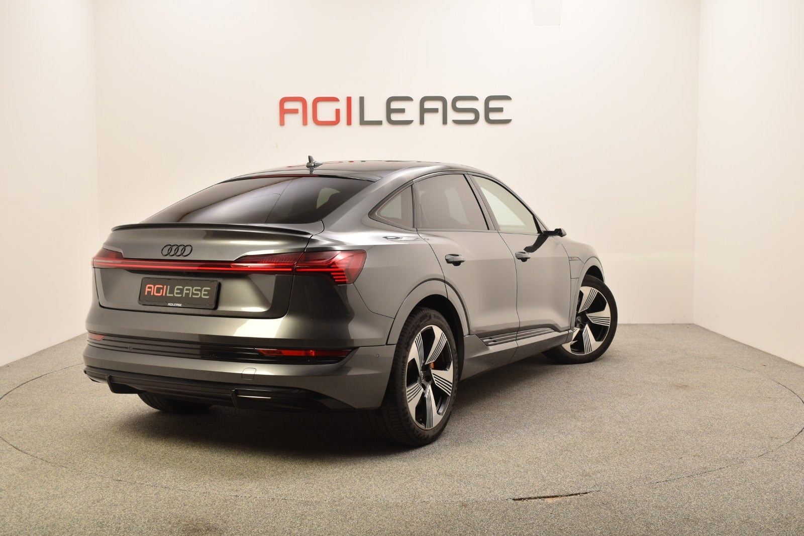 Grå Audi e-tron fra 2020