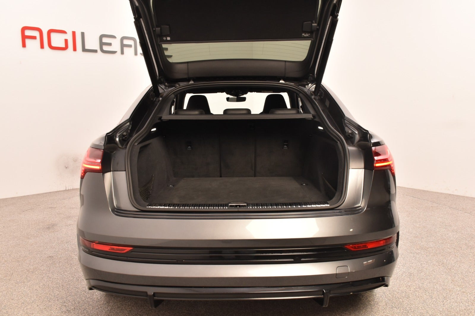 Grå Audi e-tron fra 2020