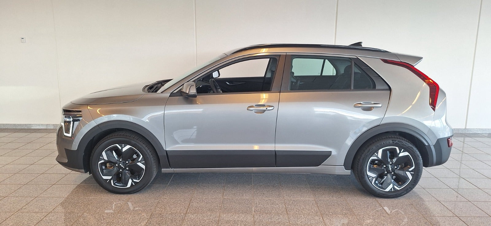 Grå Kia Niro fra 2023