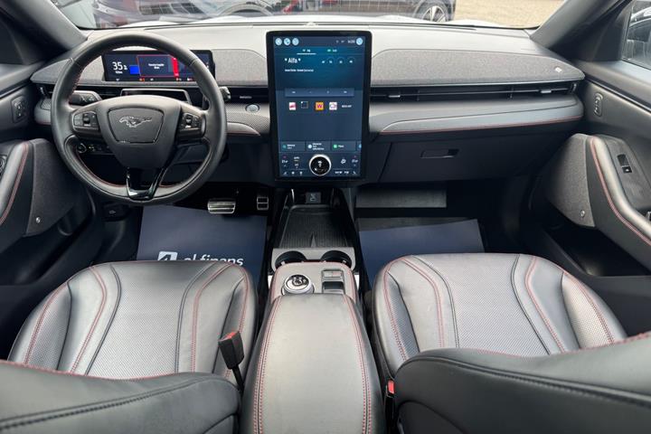 Hvid Ford Mustang Mach-E fra 2023