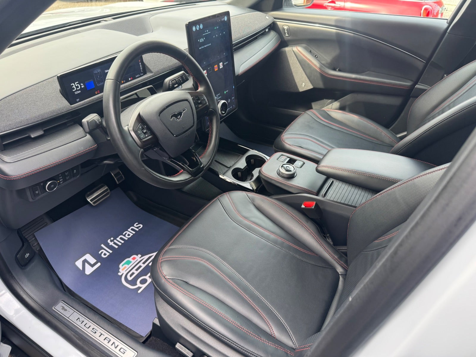 Hvid Ford Mustang Mach-E fra 2023