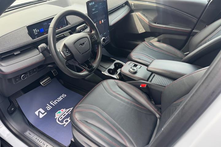 Hvid Ford Mustang Mach-E fra 2023