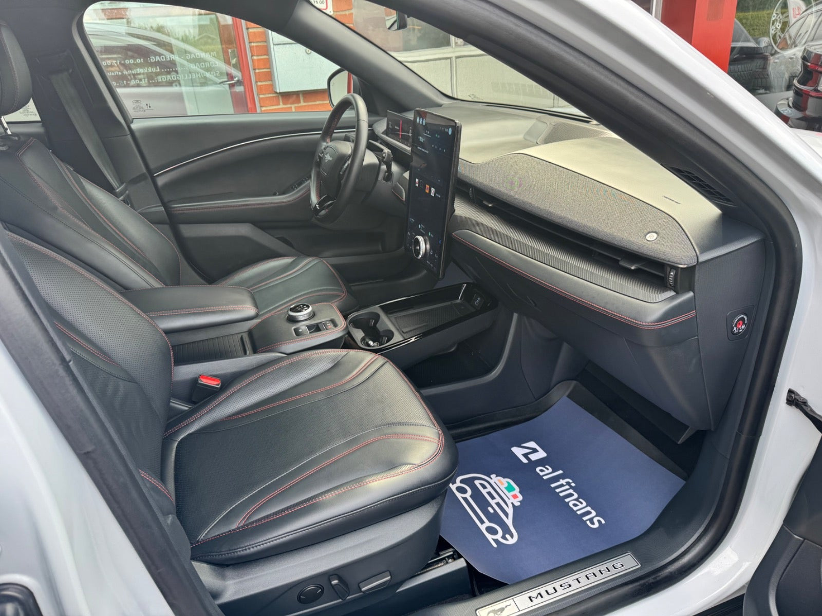 Hvid Ford Mustang Mach-E fra 2023