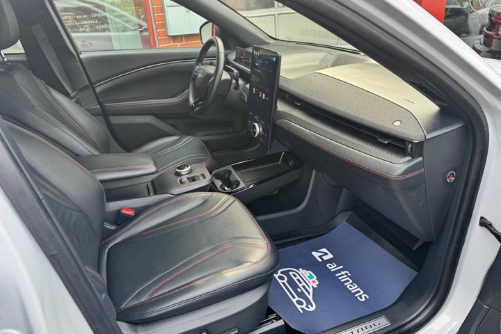 Hvid Ford Mustang Mach-E fra 2023