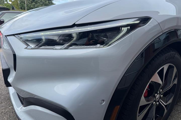 Hvid Ford Mustang Mach-E fra 2023