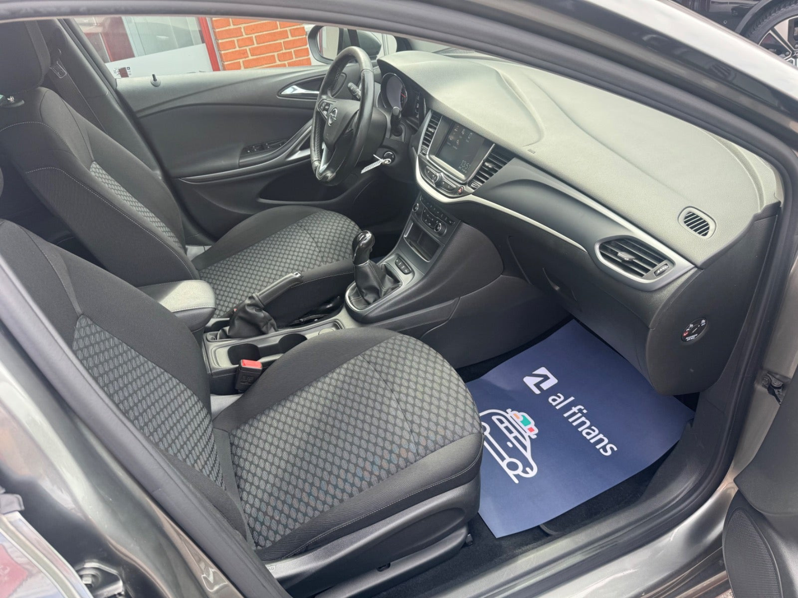 Grå Opel Astra fra 2019