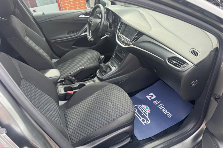Grå Opel Astra fra 2019