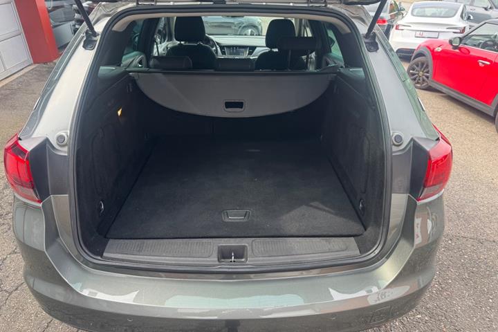 Grå Opel Astra fra 2019