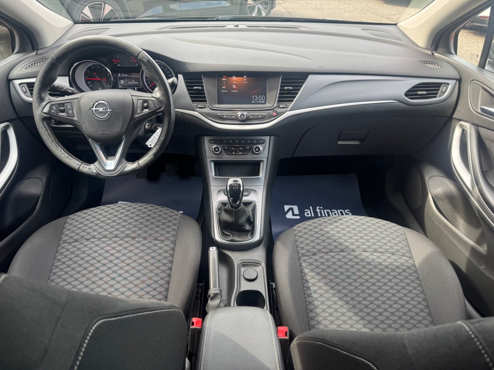 Grå Opel Astra fra 2019