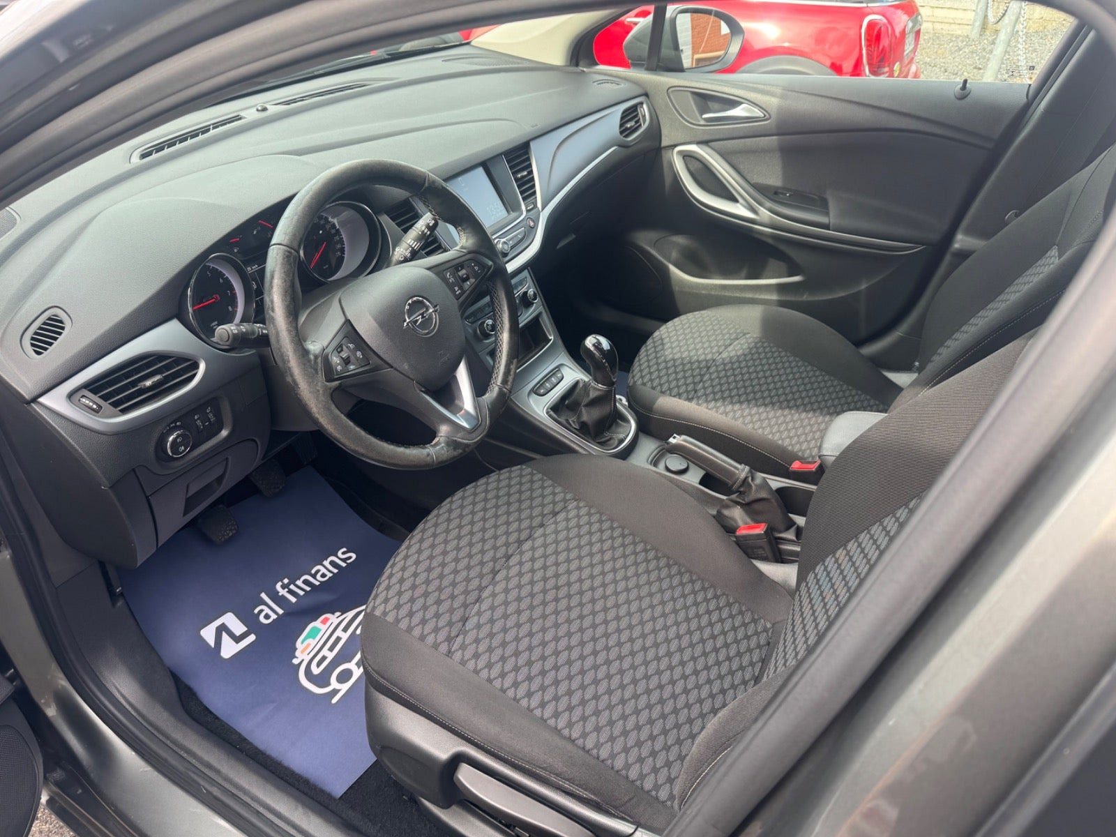 Grå Opel Astra fra 2019