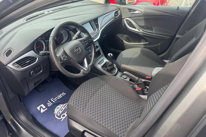 Grå Opel Astra fra 2019