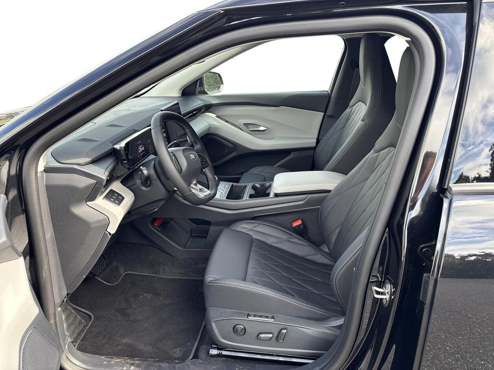 Sort Ford Explorer fra 2025