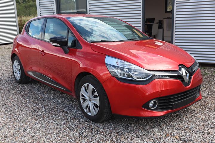 Rød Renault Clio IV fra 2015