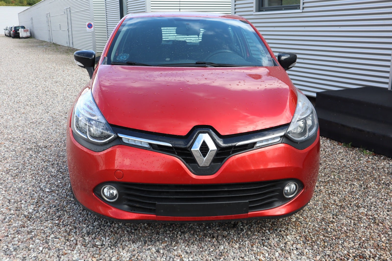 Rød Renault Clio IV fra 2015