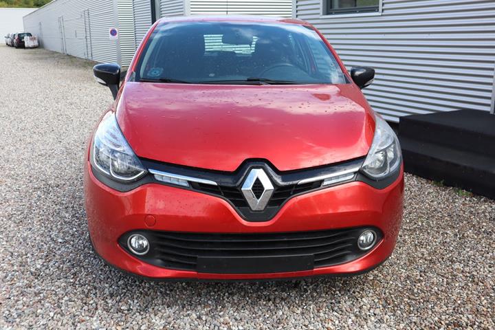 Rød Renault Clio IV fra 2015
