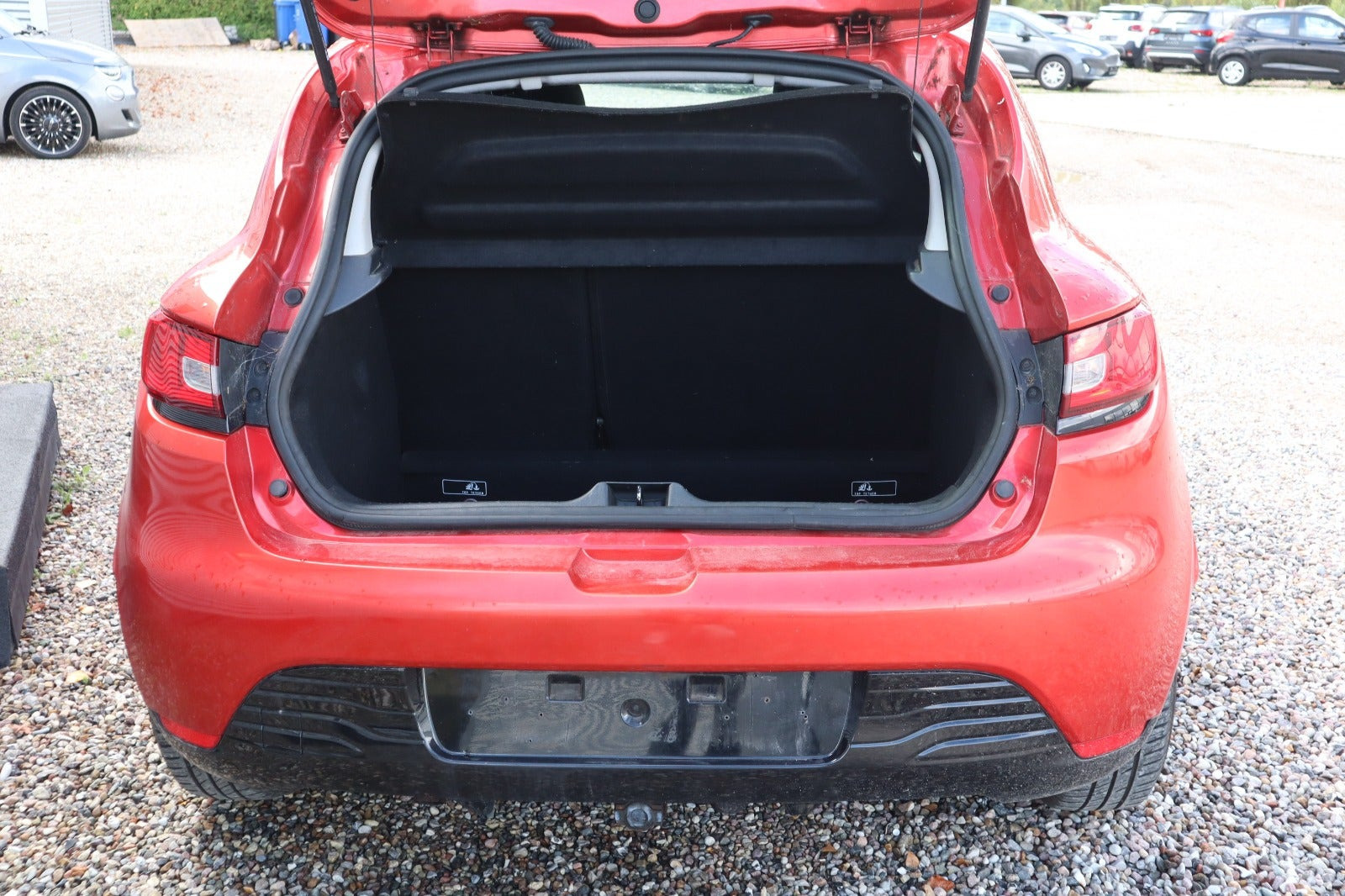 Rød Renault Clio IV fra 2015
