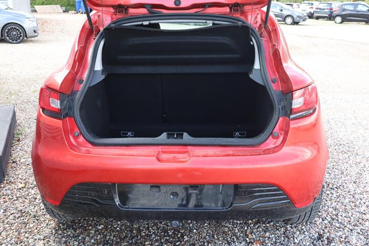Rød Renault Clio IV fra 2015