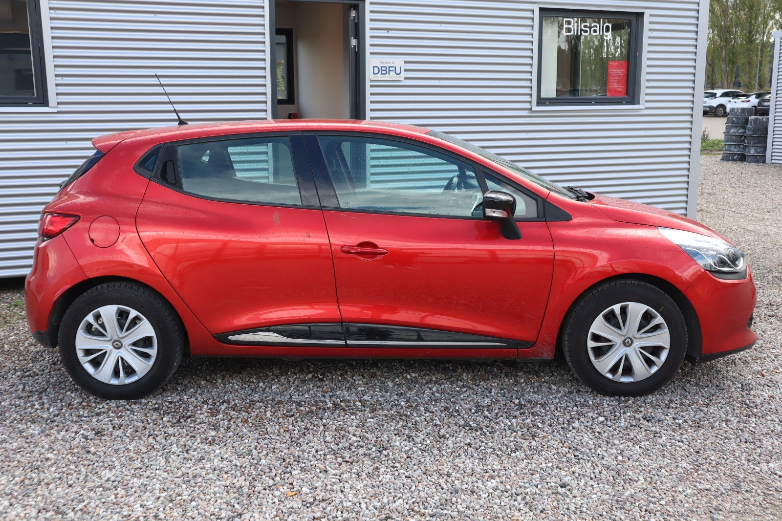 Rød Renault Clio IV fra 2015