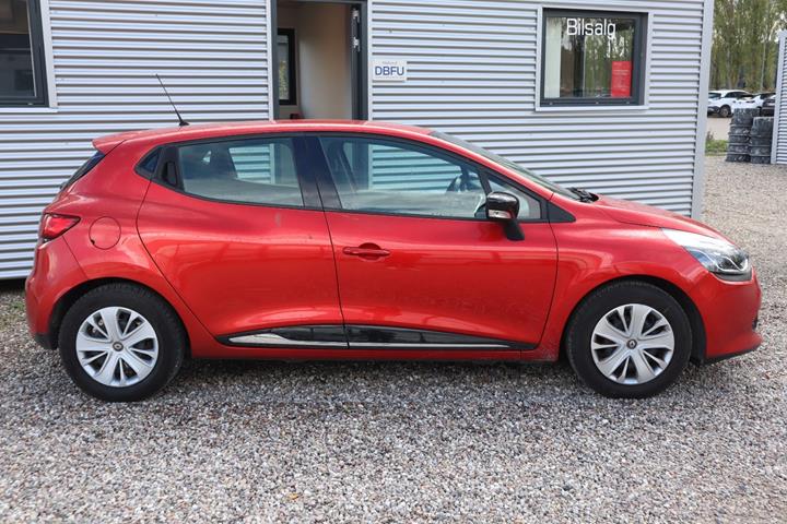 Rød Renault Clio IV fra 2015
