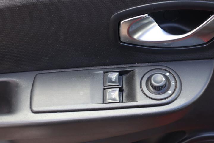 Rød Renault Clio IV fra 2015