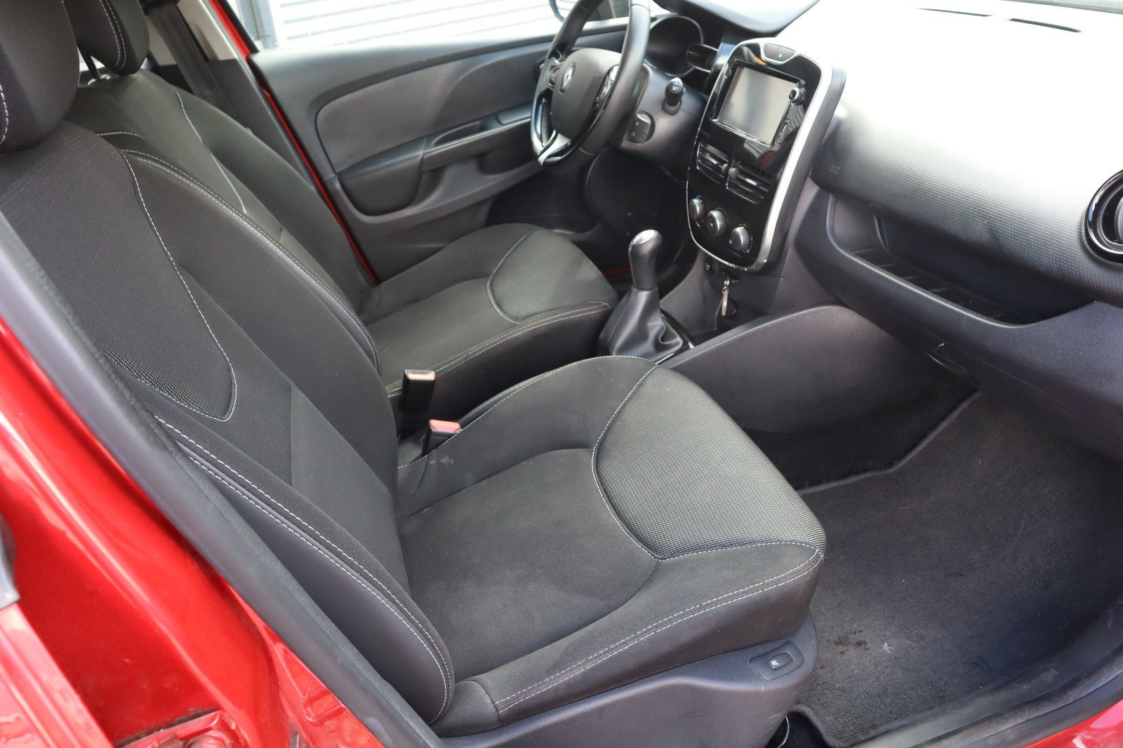 Rød Renault Clio IV fra 2015