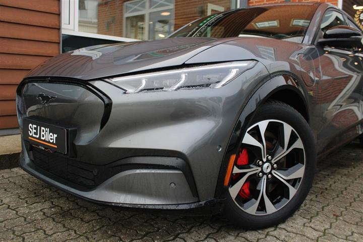 Grå Ford Mustang Mach-E fra 2023