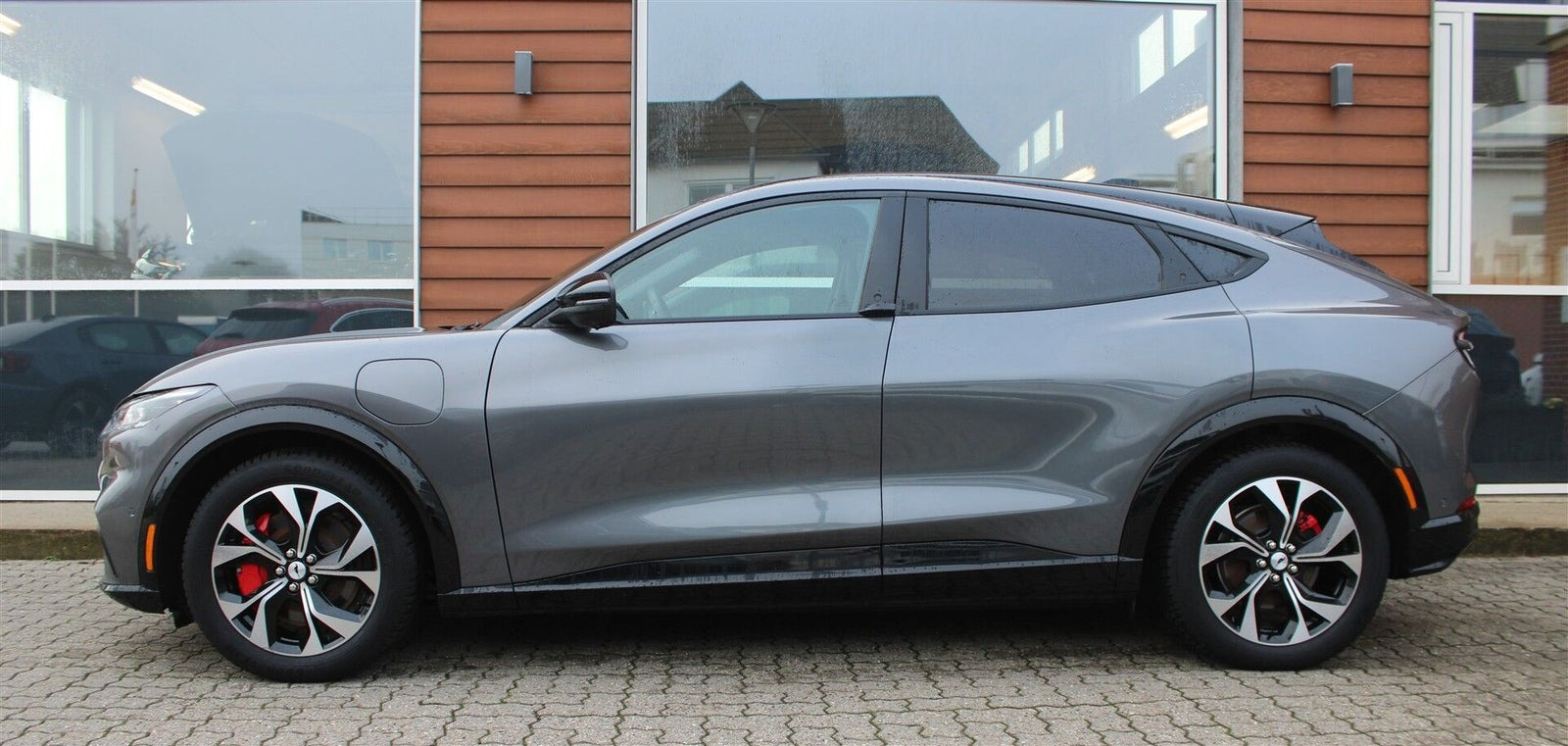 Grå Ford Mustang Mach-E fra 2023