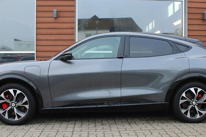 Grå Ford Mustang Mach-E fra 2023