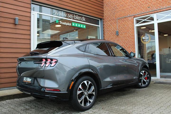 Grå Ford Mustang Mach-E fra 2023