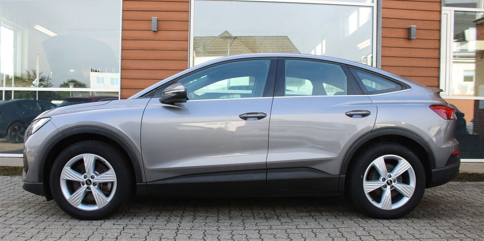 Grå Audi Q4 e-tron fra 2023