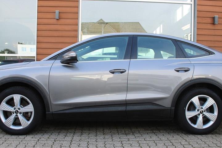 Grå Audi Q4 e-tron fra 2023
