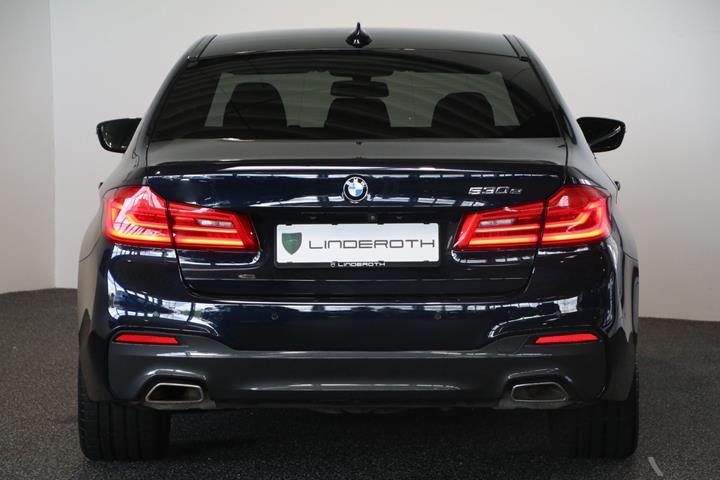 Sort BMW 530e fra 2019
