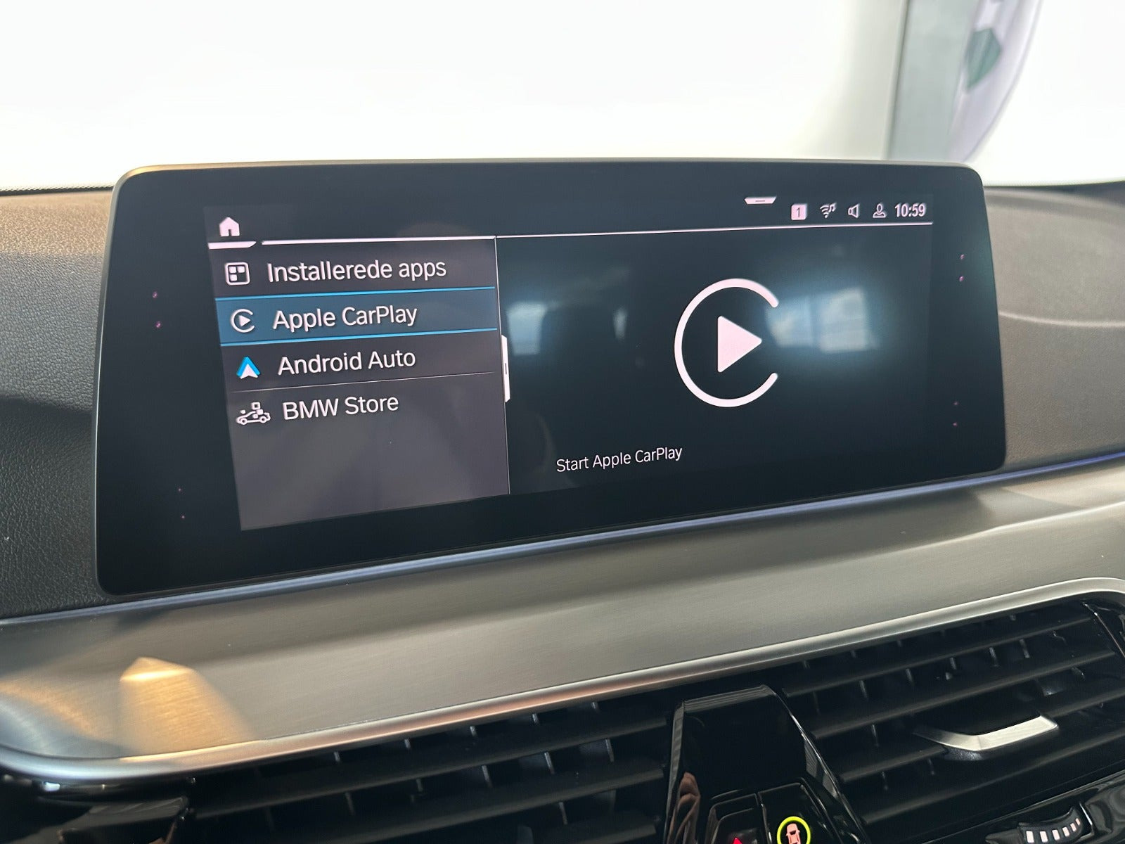 Sort BMW 530e fra 2019