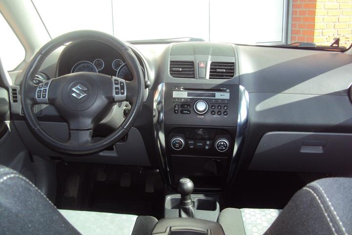 Grå Suzuki SX4 fra 2015