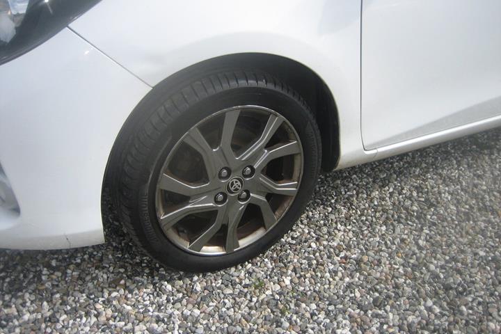 Hvid Toyota Yaris fra 2015