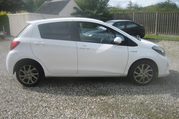 Hvid Toyota Yaris fra 2015