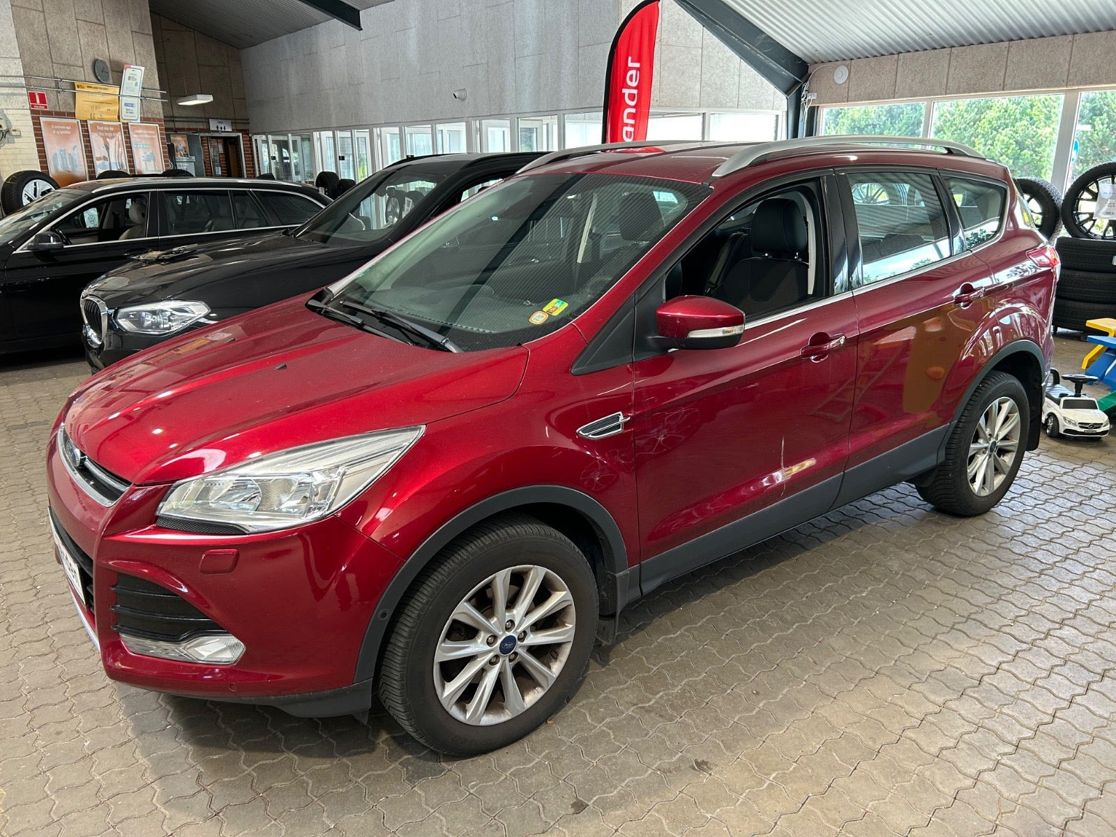 Rød Ford Kuga fra 2016