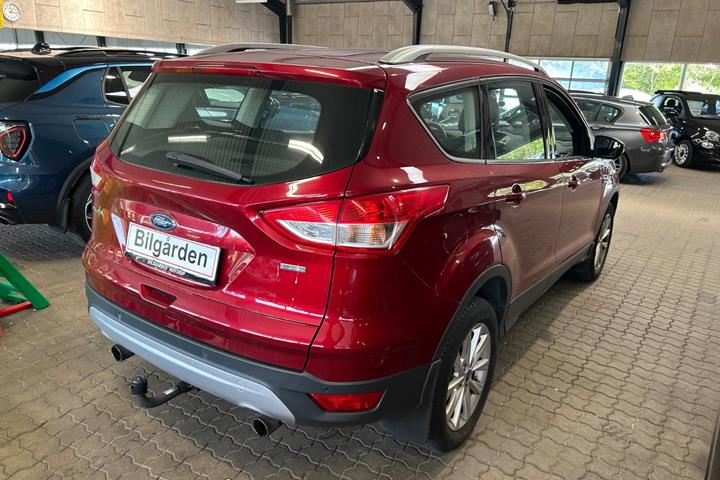 Rød Ford Kuga fra 2016