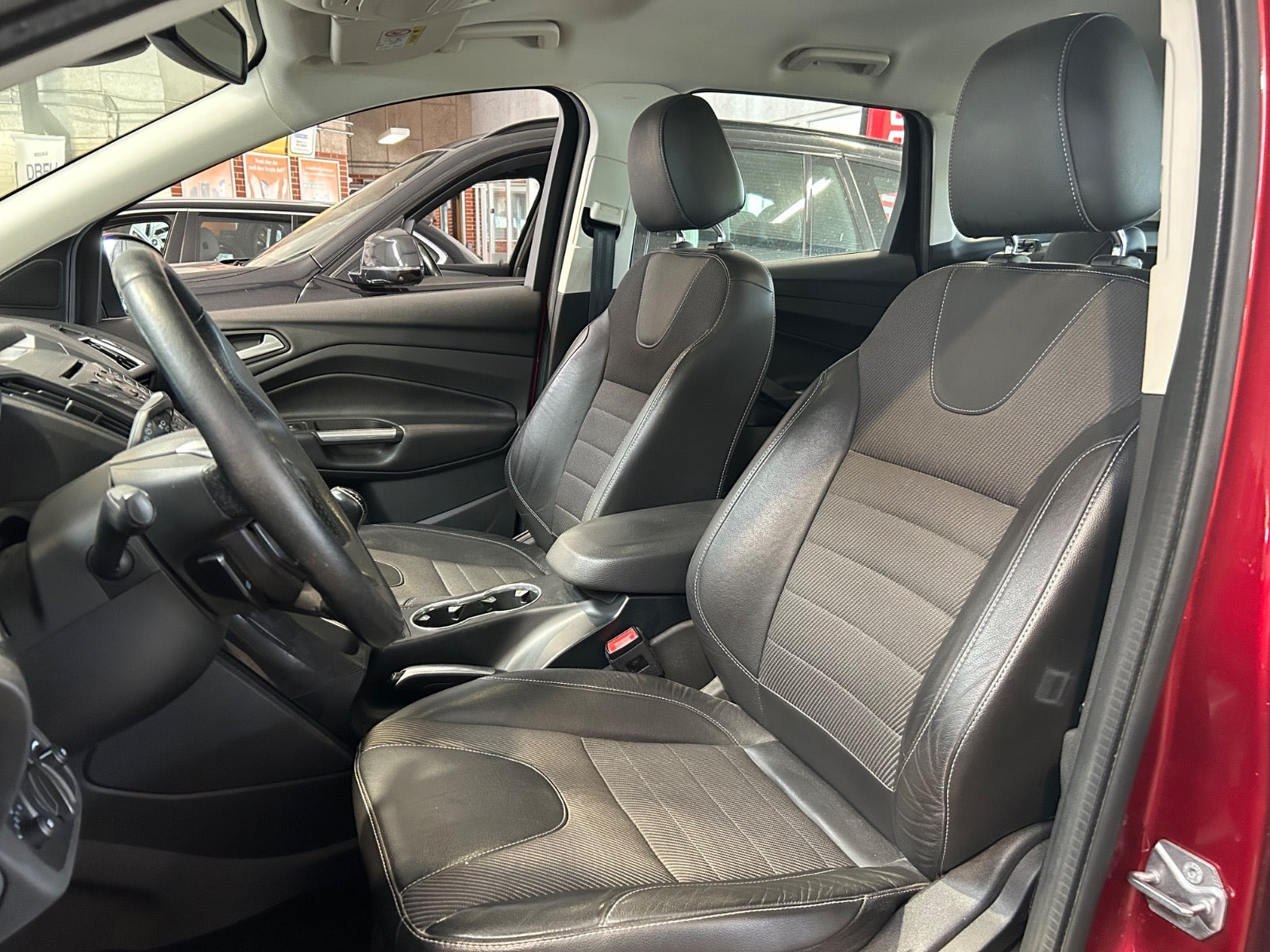 Rød Ford Kuga fra 2016