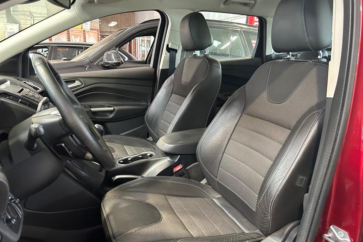 Rød Ford Kuga fra 2016