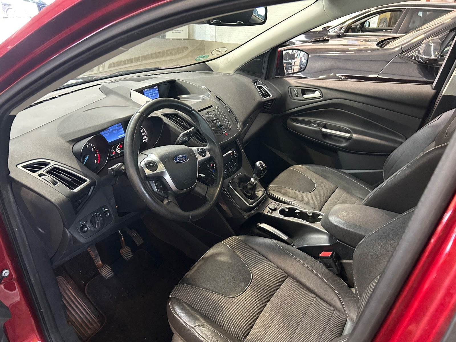 Rød Ford Kuga fra 2016