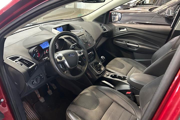 Rød Ford Kuga fra 2016
