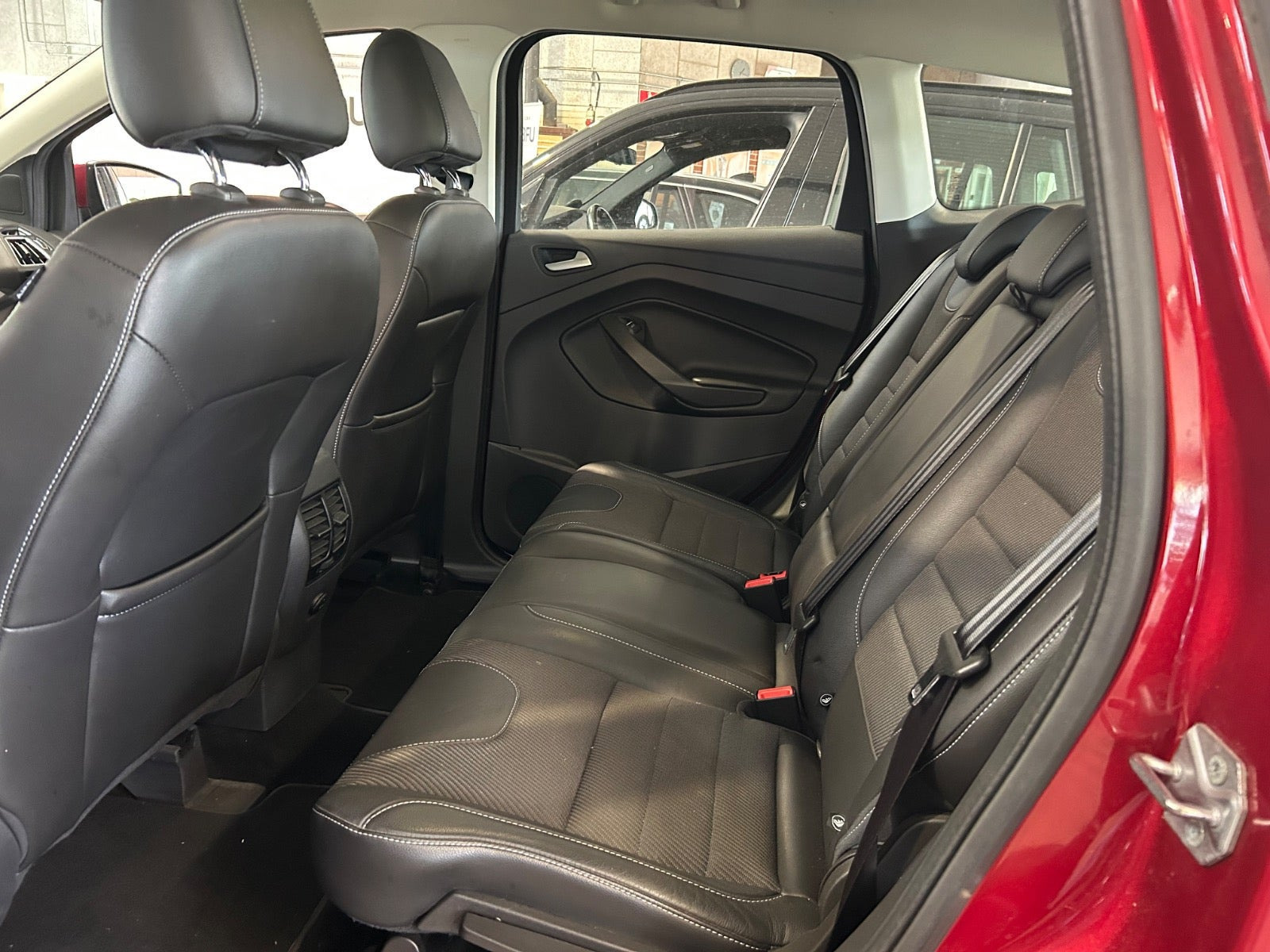 Rød Ford Kuga fra 2016