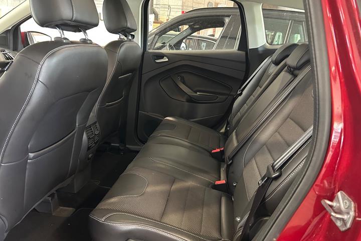 Rød Ford Kuga fra 2016