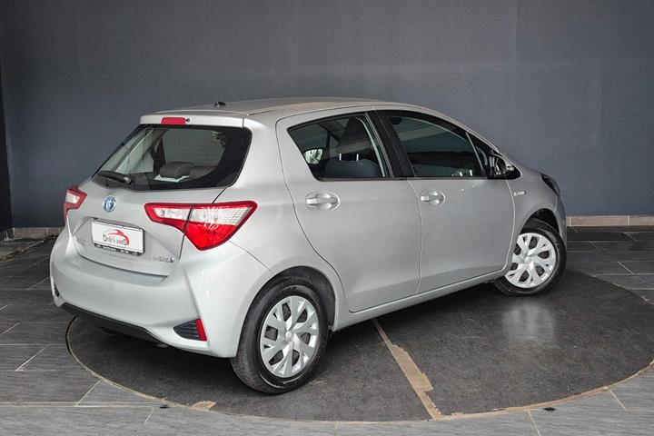 Sølv Toyota Yaris fra 2020