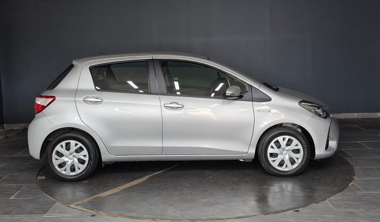 Sølv Toyota Yaris fra 2020